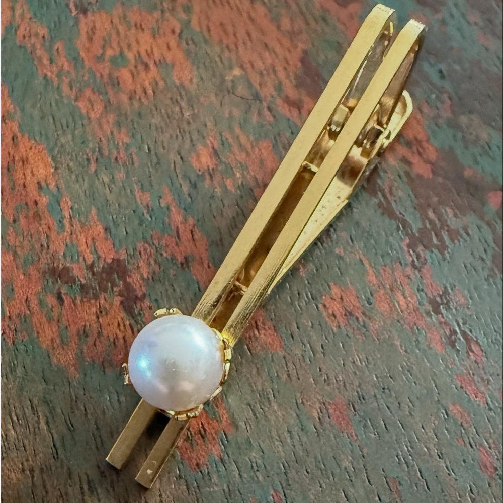 Elegant Gold Tie Clip with Pearl Accent